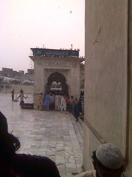 8August2010. Chehlum Of Shohda Bomb Blast At Data Darbar Lahore 0023.jpg